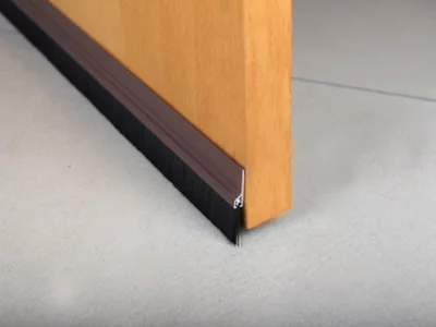 Bas de porte en PVC adhésif marron avec brosse - L. 1 m