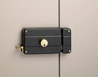 Serrure en applique horizontale 140x90 mm pour porte entrée droite