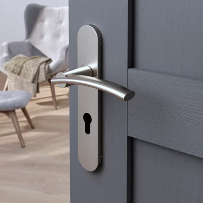 Poignée de porte "Lyderic" avec trou pour cylindre - Effet nickel - Entraxe 195 mm