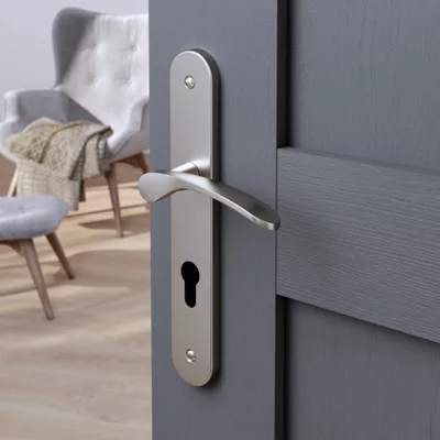 Poignée de porte "Loric" avec trou pour cylindre - Effet nickel - Entraxe 195 mm