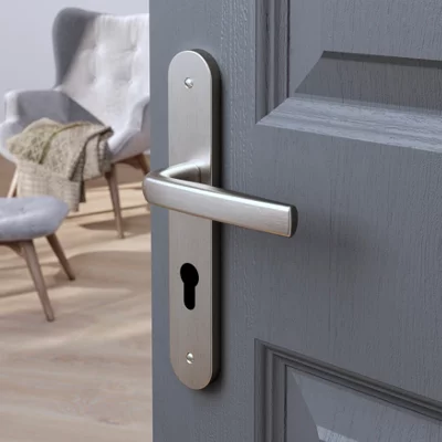 Poignée de porte "Iza" avec trou pour cylindre - Entraxe 195 mm