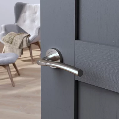 Poignée de porte sur rosace "Helmic" sans trou