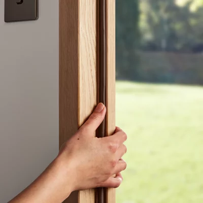 Joint adhesif "profil p" pour porte et fenêtre marron 6m