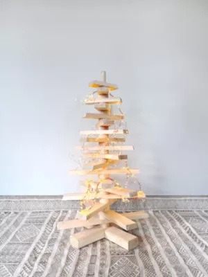 Sapin en bois coloris naturel H.85 cm support inclus
