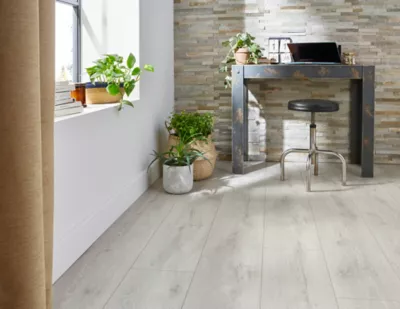 Sol stratifié à clipser Newlyn chêne polaire gris L.138 x l.24.4 cm x Ep.10 mm GoodHome
