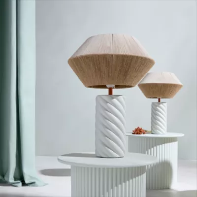 Lampe à poser Twist Maison Paloma – avec pied céramique vert pâle et abat-jour tissé