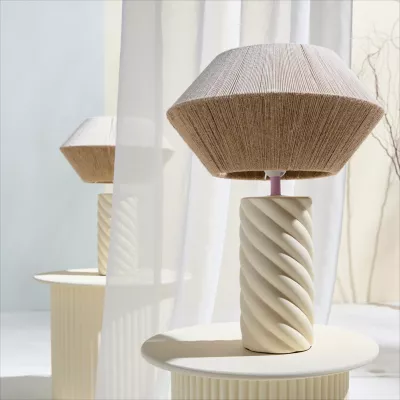 Lampe à poser Twist Maison Paloma – avec pied céramique jaune pâle et abat-jour tissé
