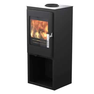 Poêle à bois en acier Supra Jacco sur buchet noir en vermiculite 5kW 60m²
