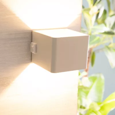 Applique LED magnétique d'extérieur à détecteur de mouvement rechargeable Iseo blanc IP44 300lm 4W Brilliant