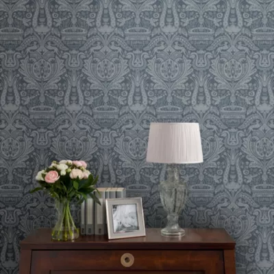 Papier peint intissé Damask Herladic imprimé damassé bleu marine L.1000 x l.52cm Laura Ashley