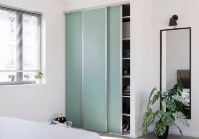 Porte de placard coulissante vert de gris profil gris GoodHome Arius H. 248,5 x L. 62.2 cm + amortisseurs