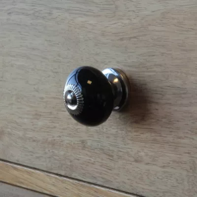 Lot 4 boutons de meuble arrondi Porcelaine Vras GoodHome noir Ø4cm x P.3.8cm