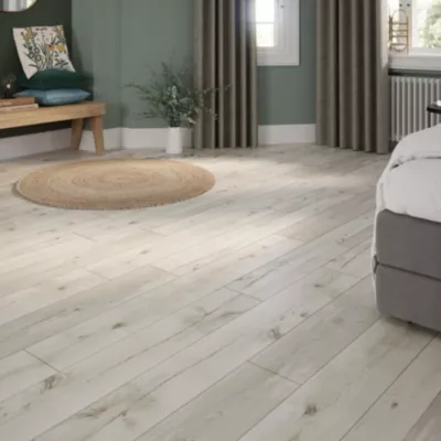 Sol stratifié clipsable Bexhill chêne blanc passage élévé AC4 ép.8 mm