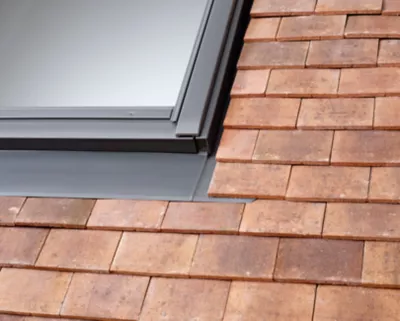 Raccord fenêtre de toit simple sur tuiles plates Velux EDP SK06 gris