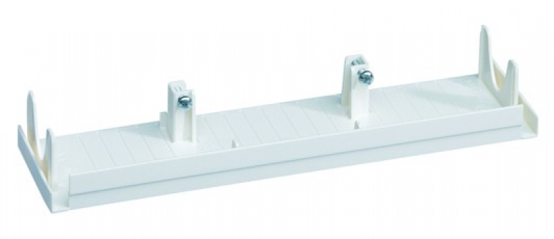Goulotte en PVC pour l'installation des coffrets Gamma+ 13 et 18 la nouvelle gamme de goulotte gamma+ intègre les fixations quickfix socle et couvercle protégés par un film de protection pré-perçage du socle - 3 compartiment possibles fixation des colliers de serrage en fond de socle - IP40 - IK 10