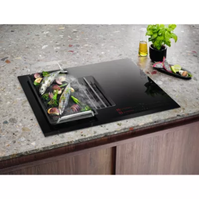 Table de cuisson aspirante induction 68 cm 4 feux 7350 W noir Electrolux KCC73443