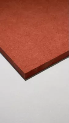 Panneau médium teinté dans la masse Forescolor rouge 122 x 61 cm, ép.5 mm