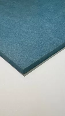 Panneau médium teinté dans la masse Forescolor bleu 122 x 61 cm, ép.16 mm
