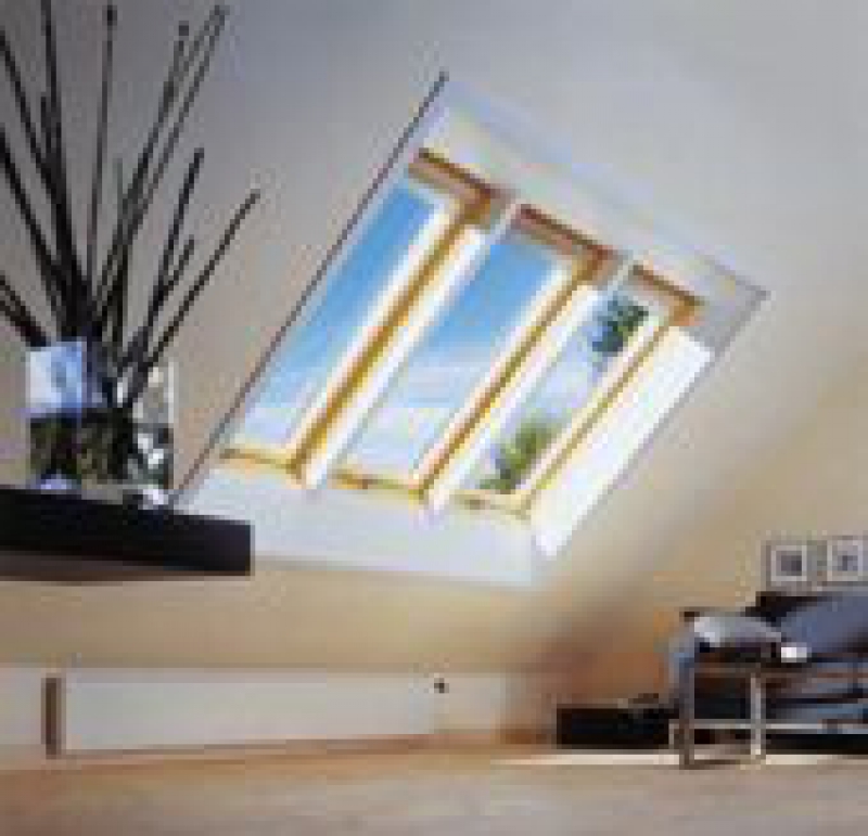 Fenêtre électrique pour toits en pente " VELUX " caractéristiques générales : fenêtre version confort, équipée en usine du moteur d'ouverture, du précâblage, de la commande multiple avec télécommande, du détecteur de pluie. Se pose comme une fenêtre classique. Se branche directement sur prise secteur