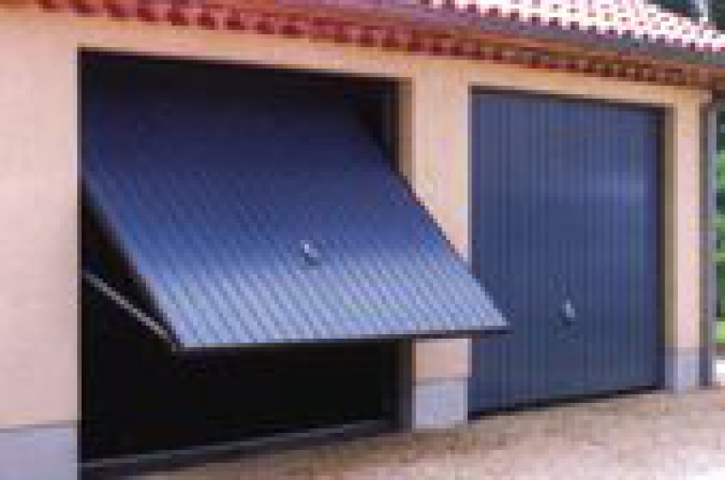 PORTES DE GARAGE BASCULANTE acier galvanisé prépeint blancensemble monobloc prêt à poserpanneau constitué d'un cadre tubulaire et d'un tablier en tôle nervuréeserrure à cylindre profilé, poignée ronde, blocages latérauxlivrées avec accessoires de pose
