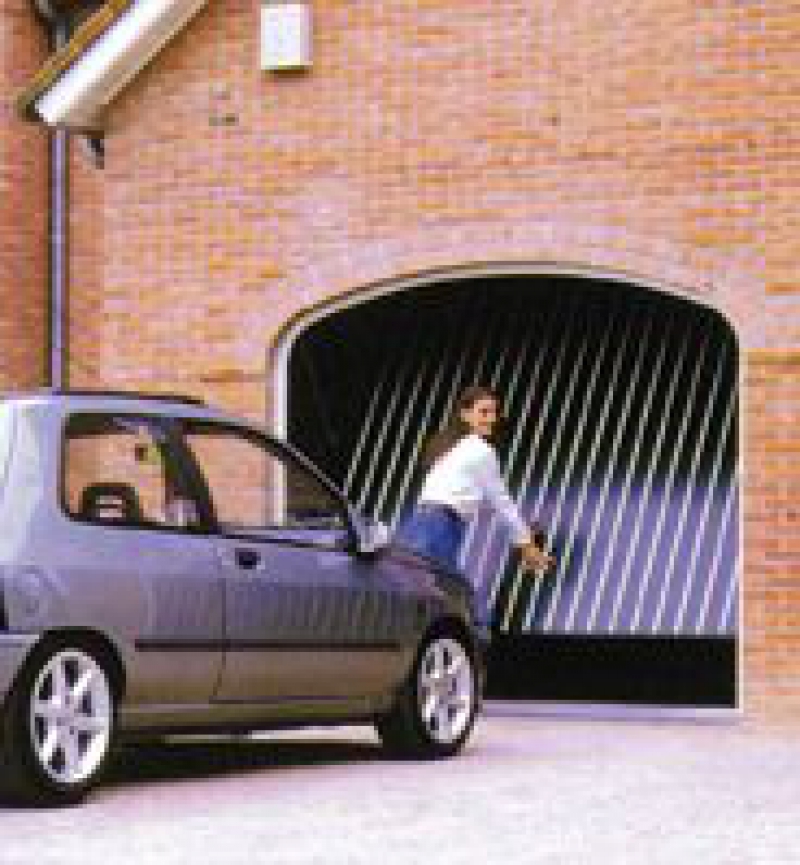 PORTES DE GARAGE BASCULANTE acier galvanisé prépeint blancensemble monobloc prêt à poserpanneau constitué d'un cadre tubulaire et d'un tablier en tôle nervuréeserrure à cylindre profilé, poignée ronde, blocages latérauxlivrées avec accessoires de pose
