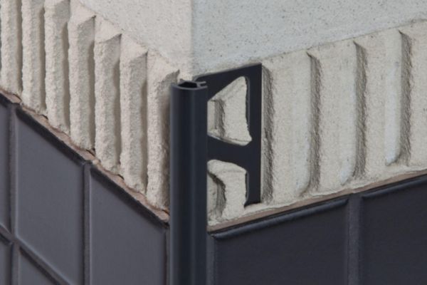 Profilé décoratif en PVC coloré noir graphite pour revêtement mural Rondec PRO100GS 2,50m Schlüter