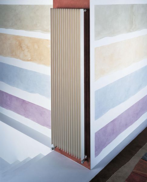 Radiateur eau chaude Acova Clarian vertical simple, puissance 685W (dT50), hauteur 2200 mm, largeur 200 mm, 5 éléments, raccordement excentré par le bas, Aller/Retour réversible, appareil réversible Haut/Bas, Blanc RAL 9016 Réf. RX04-220-020