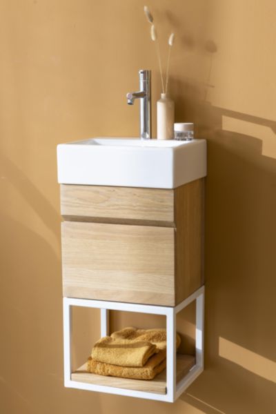 Lave-mains Mural en Chêne massif brut L32,5xP27xH30,2 cm. 1 porte. Caisson à suspendre ( Supports CAMAR inclus). Charnières et embases BLUM. A compléter par une vasque et une structure métallique avec étagère chêne massif Réf. 5.06.016