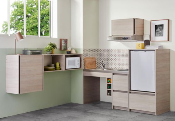 Meuble bas PMR en mélaminé chêne gris 16mm, 1 caisson 40 cm + 2 tiroirs, 1 bandeau cache cuve, 1 joue et vérins de réglages, poignée intégrée, pour cuisinette 120 cm Réf : ABUH120D15