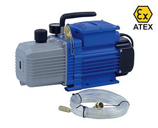 Image principale de Pompe à vide ATEX anti-déflagrante, 170 L/MIN, tous gaz dont R290 (A3) et R32 (A2L), moteur 1cv, vacuomètre intégré, entrées 1/4 et 3/8 SAE, câble alim 5m, tuyau échappement cristal 5m pour le R290. Réf. 2002760