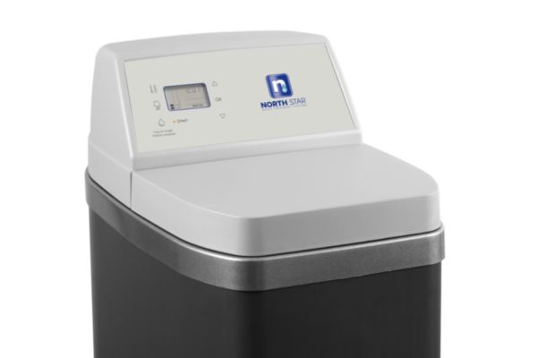 Adoucisseur d'eau intelligent et économe - Compact 17L. Installation facile : Livré avec by-pass et flexibles à clipser. Adoucisseur d'eau performant prêt à poser Réf. NSC17L+