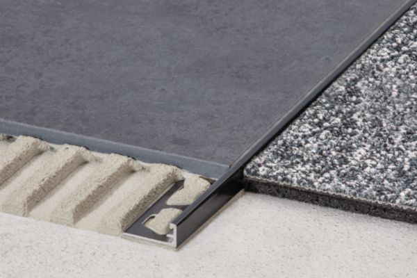 Profilé en alu coloré pour revêtement mural noir graphite mat Schiene-AC 2,50 m A100MGS