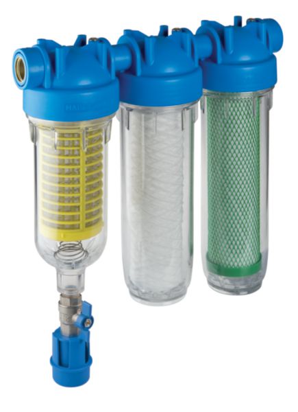 Station de filtration triple RAINMASTER TRIO RAH-CB 1" autonettoyante. Composée d’un triple porte-filtre 10" avec cartouche RAH inox 90µ, FA10SX 25µ et cartouche CB-10 pour réduction des COV/VOC. Solution complète pour eau de pluie.