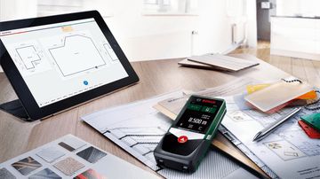 Télémètre laser connecté AdvancedDistance 50C livré avec housse de transport, manuel d'utilisation et 3 piles 1,5 V AAA